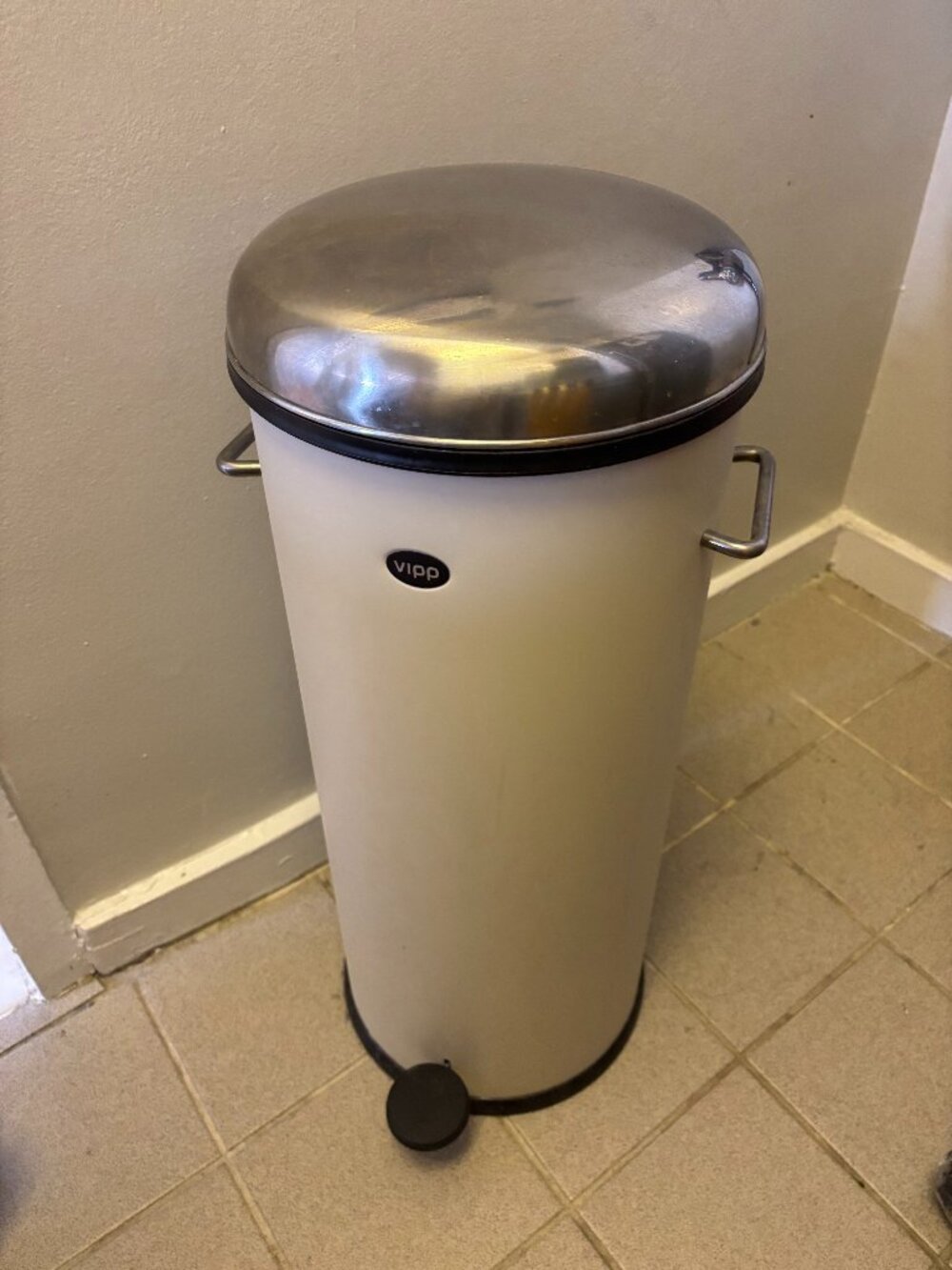 Vipp17 Pedal Bin 30 L / 8 Gal in Beige